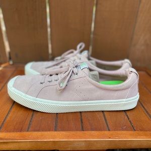 Cariuma Rose Suede Low Sneaker